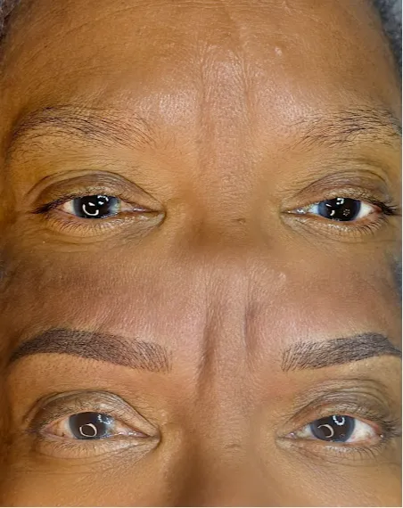 Antes e depois de micropigmentação de sobrancelha feita pela Josie Barros